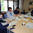 市の担当者（右手前）に避難所の環境改善を要望する田村氏（左から２人目）と党市議団＝5月２日、熊本市役所