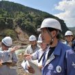 ダム予定地で被災状況の説明を受ける田村議員（中央）ら＝２３日、熊本県南阿蘇村