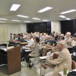 田村衆院議員（左）の講演に熱心に耳を傾ける参加者＝２２日、大分