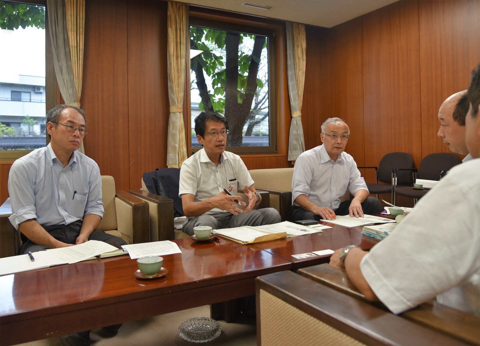 熊本県庁でヒヤリングする（向かって中央から左に）田村、山本の各氏ら＝９月２９日、熊本市