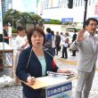 署名を呼び掛ける田村貴昭衆院議員（右）ら＝14日、新宿駅前