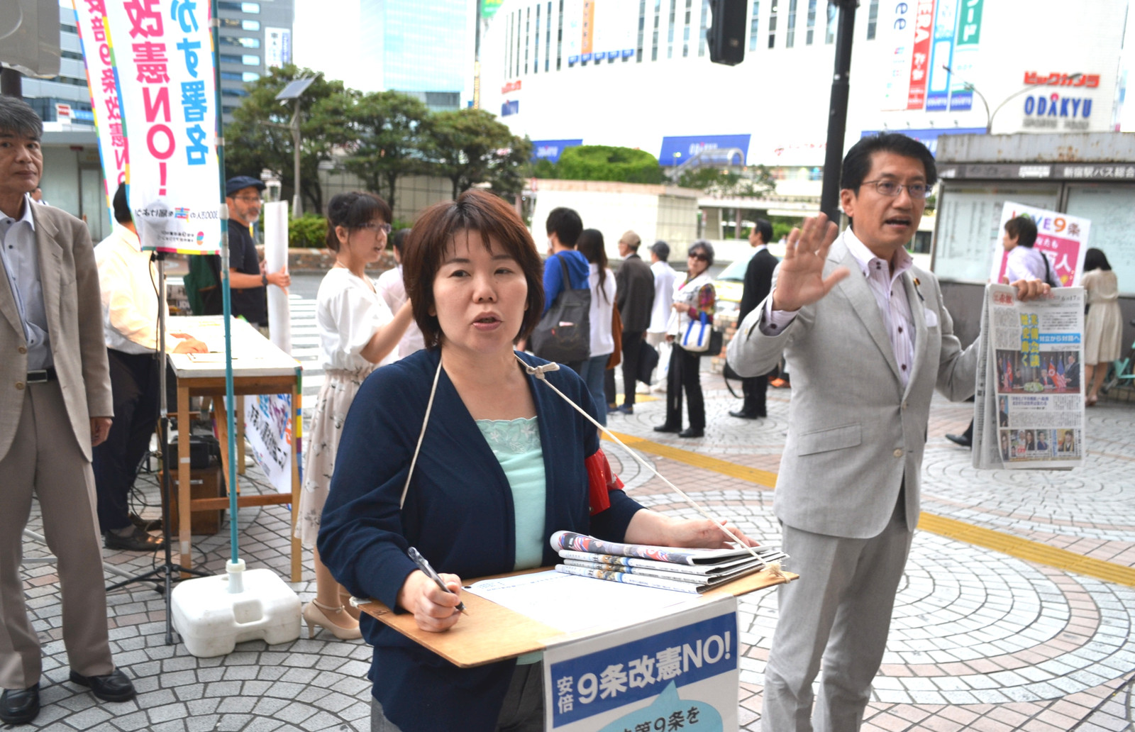 署名を呼び掛ける田村貴昭衆院議員（右）ら＝14日、新宿駅前