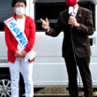 ふちせ候補（左）の出発式で訴える田村氏＝11日、長崎県西海市
