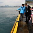 博多港の岸壁に流れ着いた油を調査する田村氏（左）と党福岡市議団のメンバー＝３日、福岡市中央区