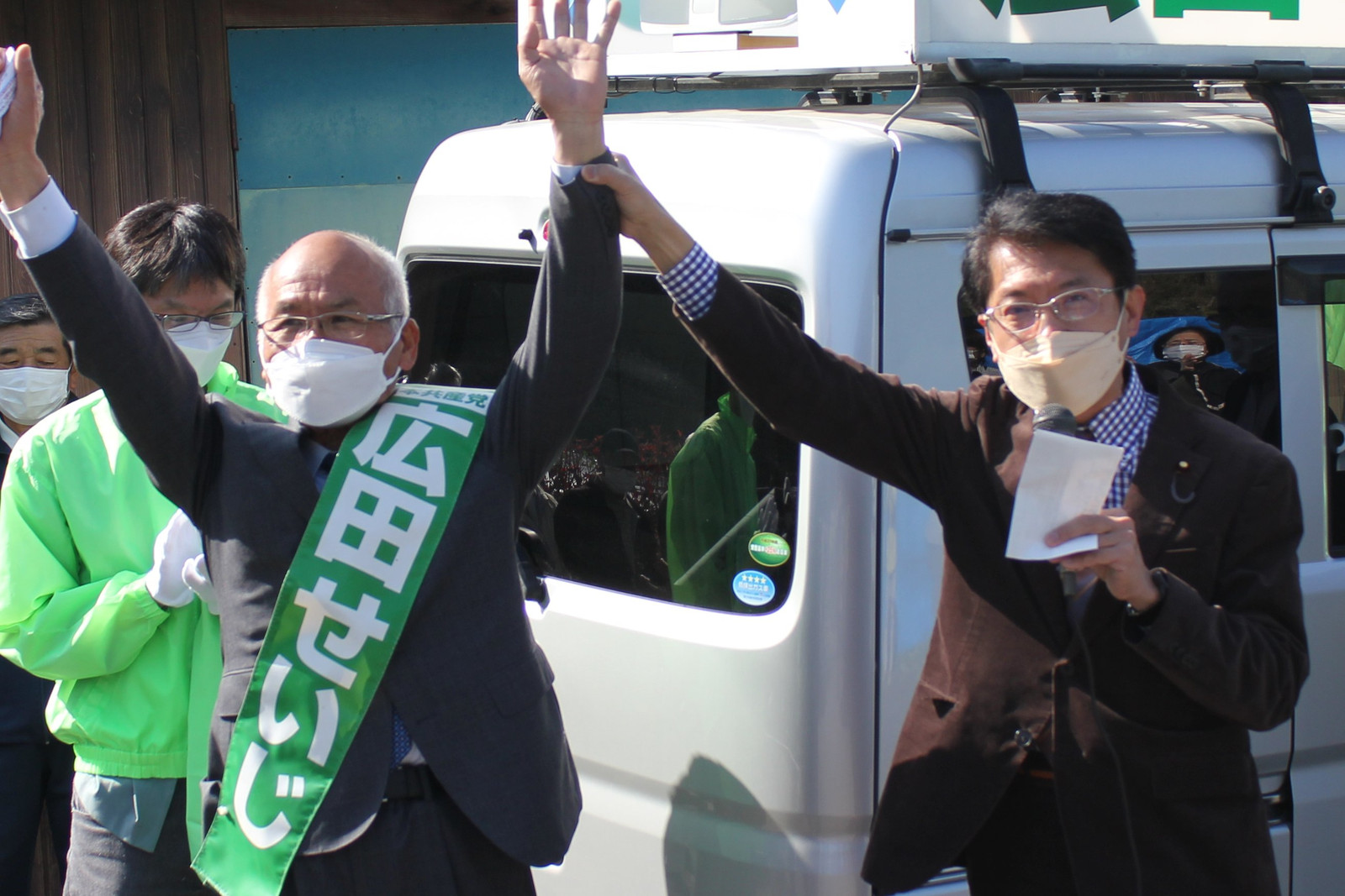 広田候補を応援する田村衆院議員（右）＝17日、大分県臼杵市