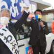 いわぶち候補（左）の勝利を訴える田村氏＝17日、福岡県うきは市