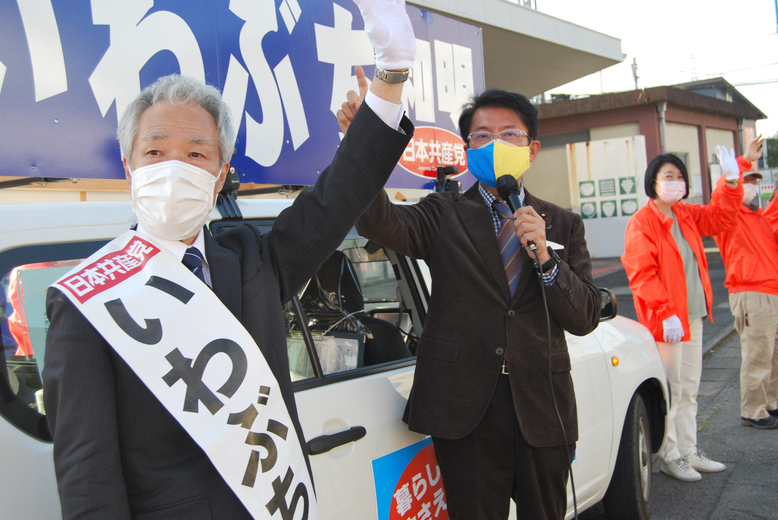 いわぶち候補（左）の勝利を訴える田村氏＝17日、福岡県うきは市