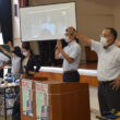 「団結頑張ろう」三唱する、たいら県議（右端）ら１４日、鹿児島市