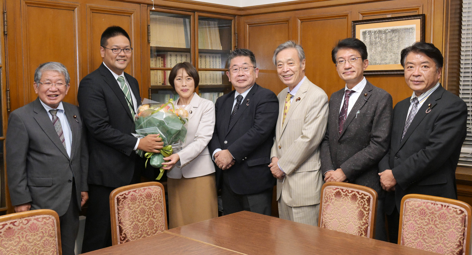 あいさつに訪れた翁長雄治さん（左から２人目）を迎える日本共産党国会議員団＝１日、国会内