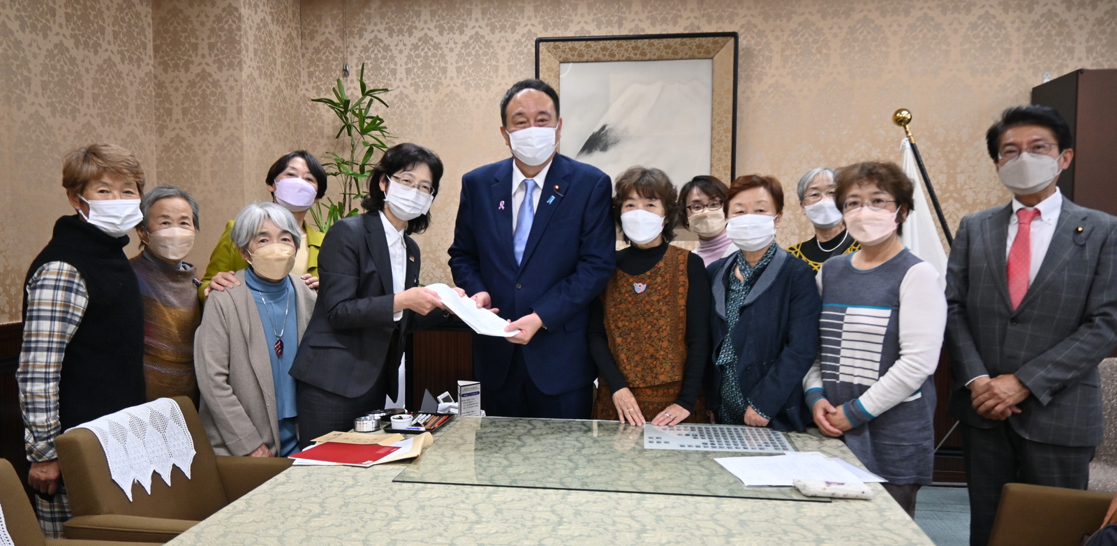 井上副大臣（写真右から７番目）に要請書を手渡す日本母親大会実行委の人たちと、田村氏（写真右端) =17日、財務省