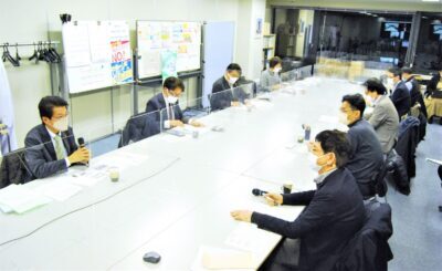 協会役員ら（右側）と懇談する（左側前から）田村、わたぬき、仁比の３氏＝１１日、福岡市