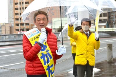 田村氏（右）とともに街頭で訴える、ながた候補＝22日、北九州市小倉北区