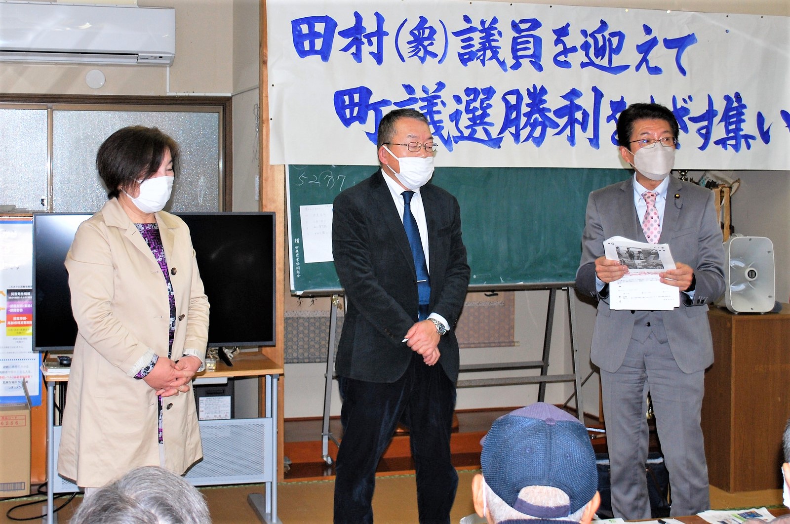 （左から）井芹、佐野両候補と支援を呼びかける田村氏（右）＝14日、熊本県甲佐町