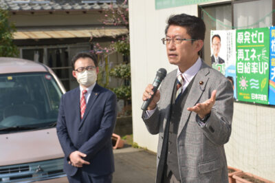事務所開きで訴える田村氏（右）と山口候補（左)＝11日、福岡市西区