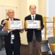 田村衆院議員（左）に署名が入った箱を提出する（右へ）太田、工藤の両氏＝20日、参院議員会館