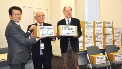 田村衆院議員（左）に署名が入った箱を提出する（右へ）太田、工藤の両氏＝20日、参院議員会館