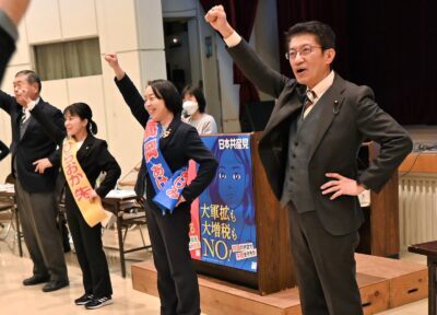 選挙の勝利に団結頑張ろうを唱和する（右から）田村、高岡、平岡の各氏ら＝１９日、熊本県水俣市