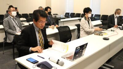 オンラインでの磯田氏の報告を聞く（前列左から）田村、紙の両氏ら＝24日、衆院第２議員会館