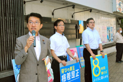 総選挙勝利に向け党への支持を訴える（左から）田村、大石、出口の３氏＝１９日、北九州市小倉北区