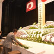 献花台に花を手向ける田村氏（右）と川上市議（左）＝２日、熊本県人吉市