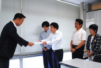 労働局へ要請書を手渡す大迫氏（左から３人目。右へ）、田村氏ら＝14日、宮崎市