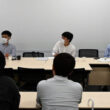 若者の意見や質問に答える山添（正面左）、田村（同右）両氏＝１２日、熊本市