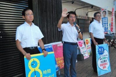 党への支持を呼びかける（左から）大石、田村、出口の各氏＝21日、北九州市小倉北