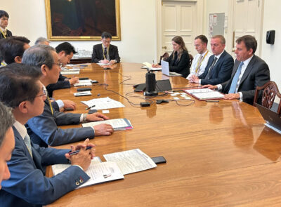 イギリス財務省での付加価値税などの意見交換に参加する田村議員（左端）
