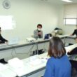 田村氏（左から２人目）と意見を交わす参加者＝２日、福岡市博多区