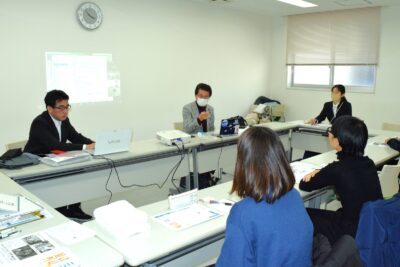 田村氏（左から２人目）と意見を交わす参加者＝２日、福岡市博多区