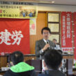 「消費税引き下げに全力をつくす」と表明する田村氏（中央）＝９日、福岡市内