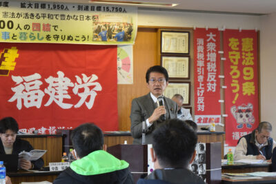 「消費税引き下げに全力をつくす」と表明する田村氏（中央）＝９日、福岡市内