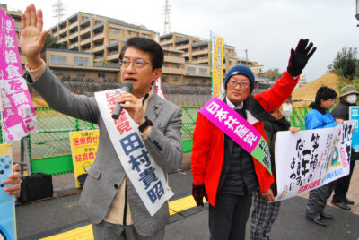 「自民党政治を終わらせよう」と訴える田村（左）、わたぬき両氏＝１日、福岡市東区