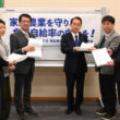 日本共産党の田村貴昭衆院議員（左から３人目）と立憲民主党の野間健衆院議員（その右）に署名を手渡す参加者ら＝７日、衆院第２議員会館