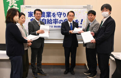 日本共産党の田村貴昭衆院議員（左から３人目）と立憲民主党の野間健衆院議員（その右）に署名を手渡す参加者ら＝７日、衆院第２議員会館