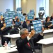 「インボイス制度は中止せよ」と声をあげる税理士の会の人たち＝4月25日、衆院第２議員会館