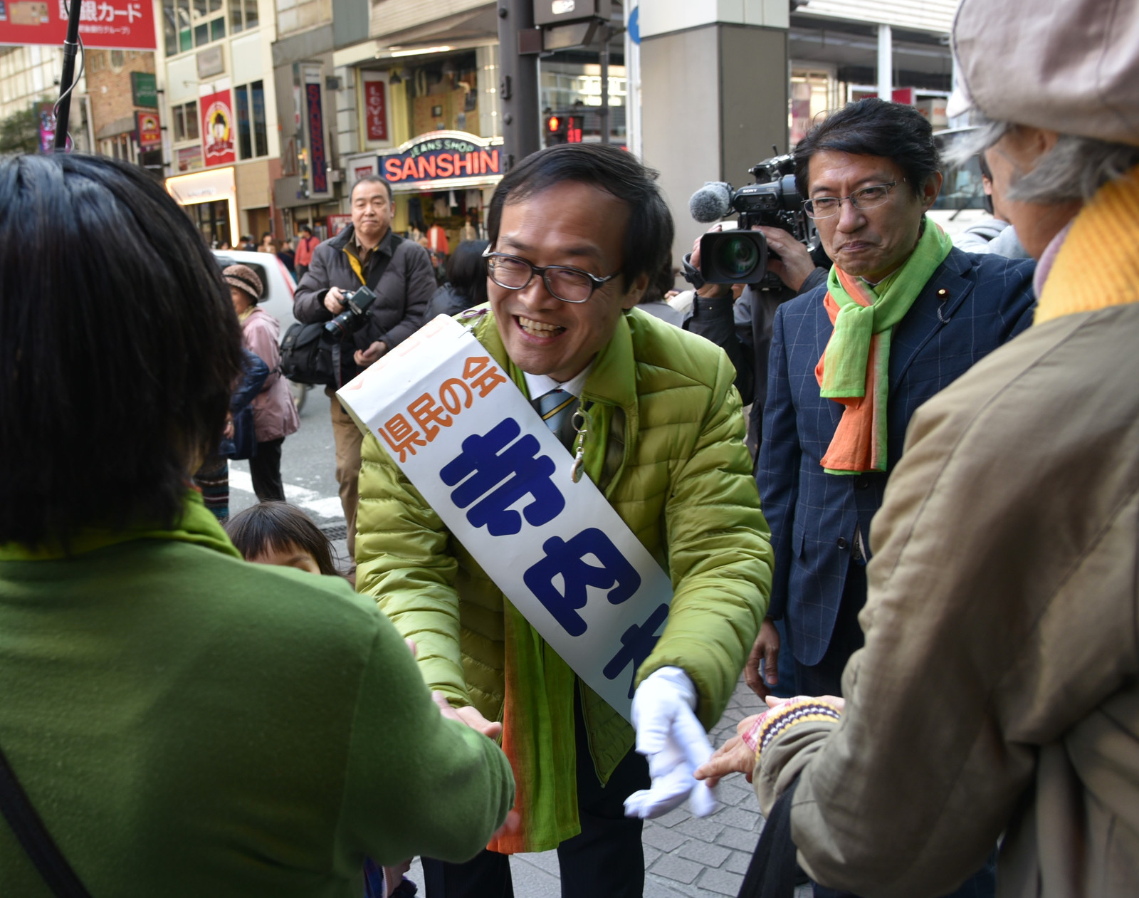 20160312演説を聞いた人たちにあいさつする（向かって左から）寺内候補と田村議員＝12日、熊本市