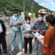 旅館の女将（手前）から復旧への要望などを聞き取る田村氏（左から４人目）ら＝27日、大分県日田市