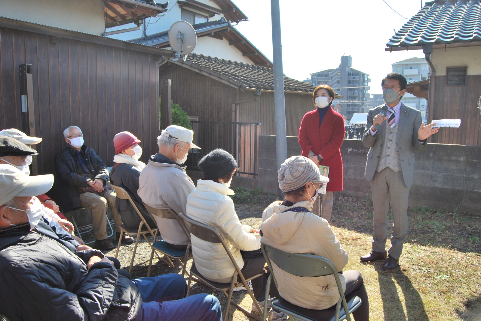 神武候補の勝利を訴える田村氏（右）と神武候補＝5日、福岡県太宰府市 (2)