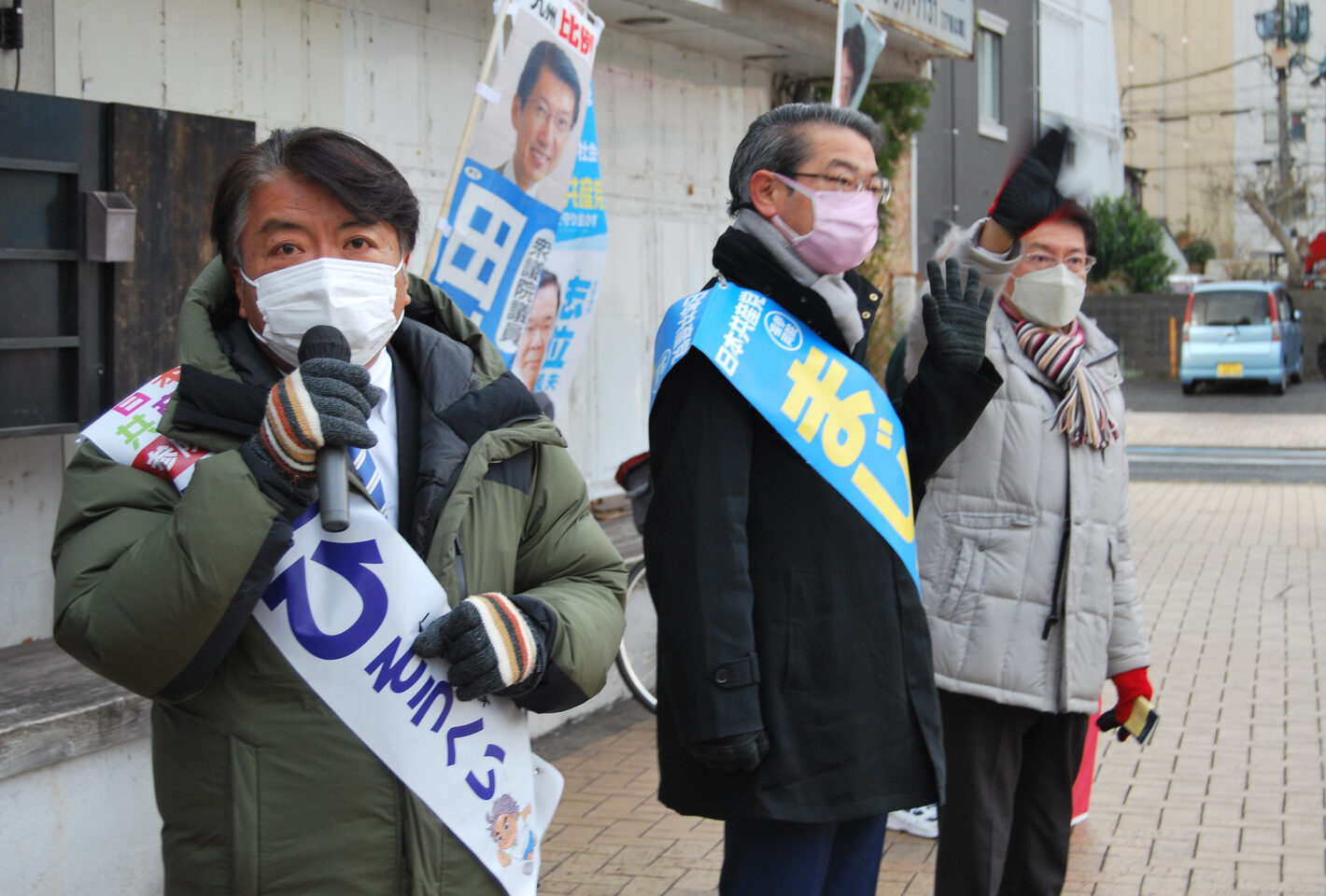 参院選勝利に向け訴える（左から）にひ、まじま両候補と田村議員＝21日、北九州市小倉北区