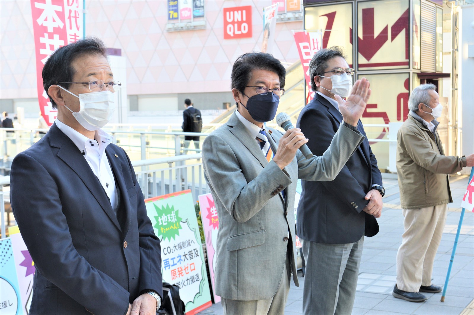 朝宣伝をする（左から）大石、田村、出口の各氏＝31日、北九州市小倉北区