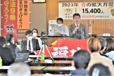 福建労であいさつする田村氏（右）＝６日、福岡市南区