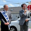 伊豆候補（左）の必勝を訴える田村氏＝16日、宮崎市