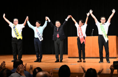 聴衆の声援にこたえる（左から）河野、田村、小池、わたぬき、山口の各氏＝17日、北九州市小倉北区