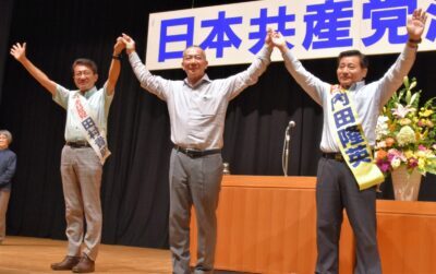 声援に応える左から田村、伊藤、内田の各氏＝２２日、長崎市