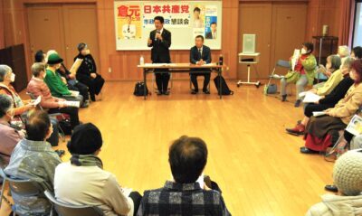 （奥左から）田村、倉元両氏と懇談する参加者ら＝26日、福岡市城南区