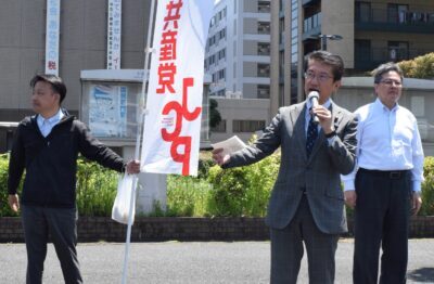 街頭宣伝をする田村（中央）、出口（右）、うど（左）の各氏＝３日、北九州市小倉北区