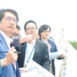 説明をうける田村衆院議員（左端）と白江候補（右端）＝27日、宮崎県新富町