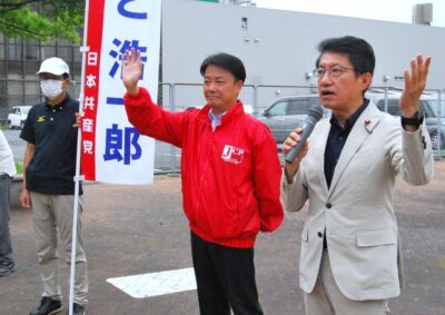 「自民党政治を終わらせよう」と訴える（右から）田村、うど両氏＝１７日、北九州市小倉南区②