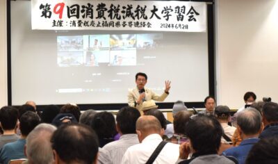 田村氏の訴えを聞く参加者＝２日、福岡市中央区